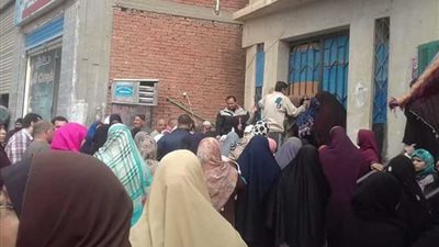 زحام شديد أمام منافذ صرف العلاج بحميات كوم حمادة