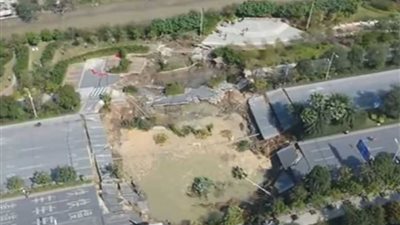 حفرة تبتلع 8 أشخاص في الصين ... (فيديو)