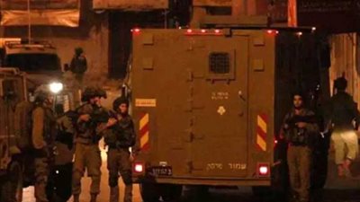 الاحتلال الإسرائيلي يعتقل شابين بالخليل بحجة محاولتهما تنفيذ عمليتي طعن