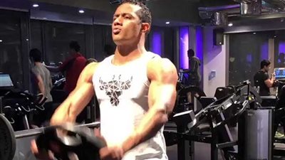 محمد رمضان يتباهى بعضلاته على خطى الهضبة