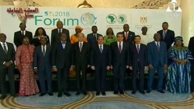 السيسي يلتقط صورة تذكارية مع المشاركين بالمنتدى الأفريقي للعلوم والتكنولوجيا