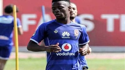 محسن وباكا يشاركان في فقرة الكرات الثابتة بمران الأهلي