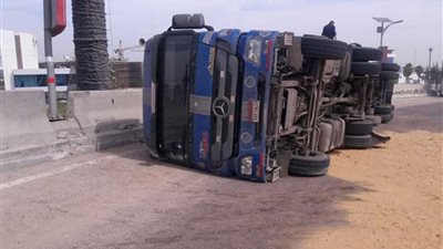 انقلاب سيارة نقل ثقيل بالطريق الصحراوي (صور)