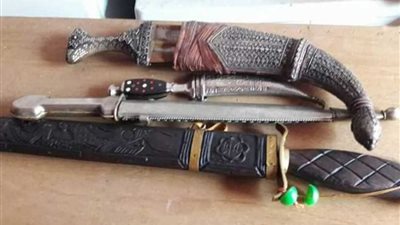 جمارك الإسكندرية تحبط محاولة تهريب 3 مسدسات و3 سيوف و3 خناجرأثرية