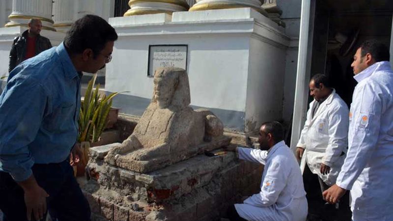 ترميم تمثالين أثريين