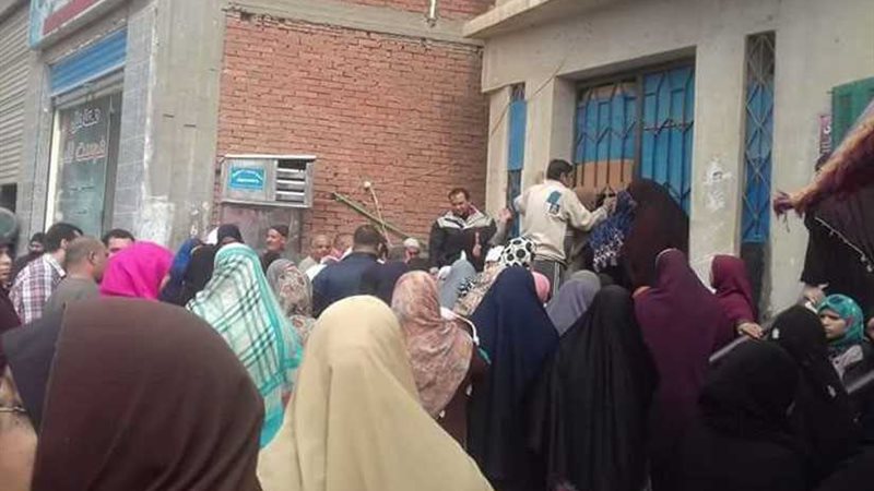 زحام شديد أمام منافذ