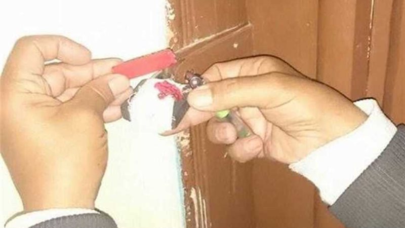 طبيب يعتدى على حملة