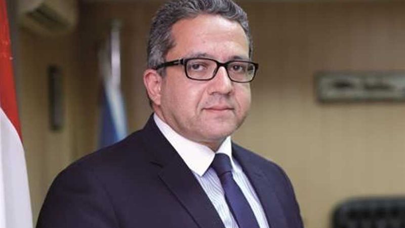 وزير الآثار في عيون