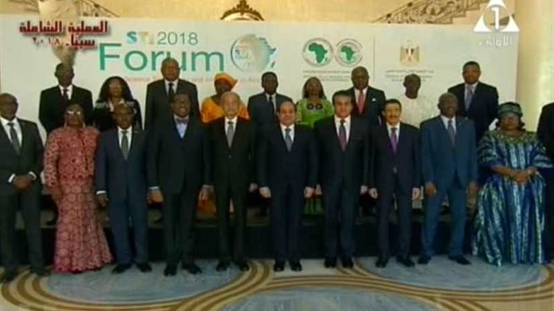 السيسي يلتقط صورة