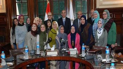 لتجميلهن سور حديقة الحيوان.. 