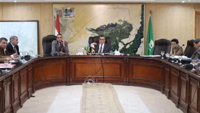 محافظ الفيوم يبحث مع المسئولين تقنين واضعى اليد على أملاك الدولة