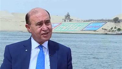 مميش يؤكد انتظام حركة الملاحة بقناة السويس