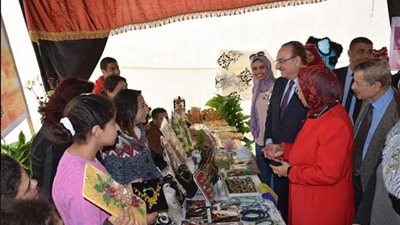 محافظ بنى سويف يتفقد معرض 