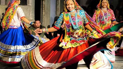 فرقة الرقص الهندية تقدم عروضا فنية بمهرجان 