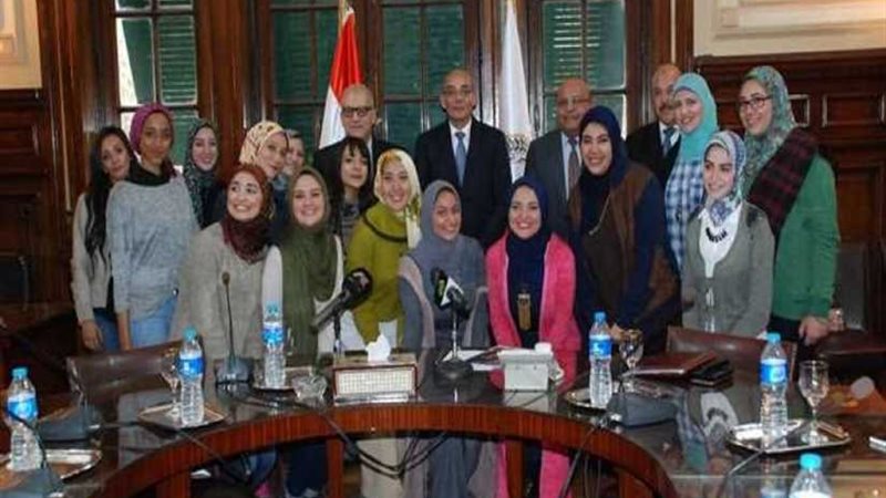 لتجميلهن سور حديقة