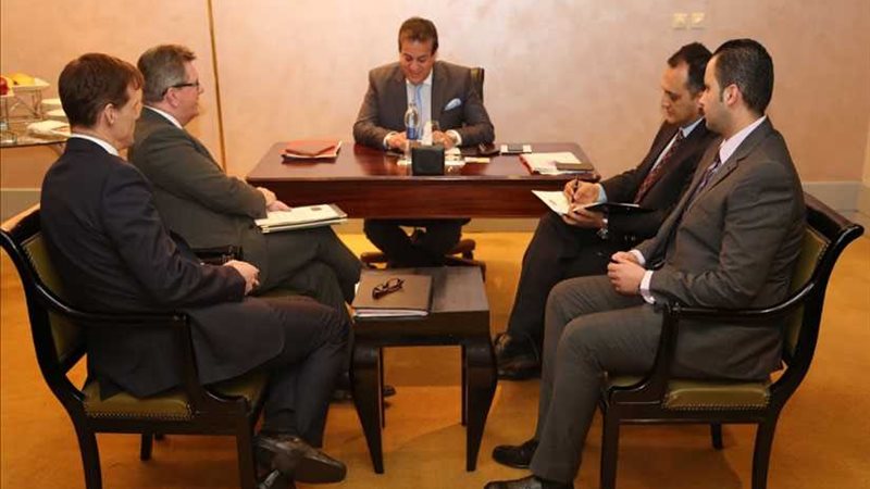 على هامش المنتدي