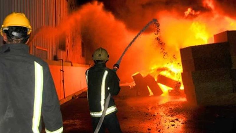 عاملان يشعلان النيران