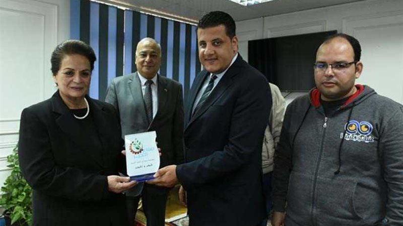 محافظ البحيرة يشيد