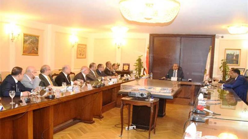 وزير التموين يجتمع