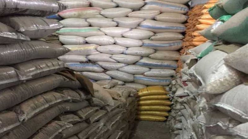 صاحب مخبز يستخدم