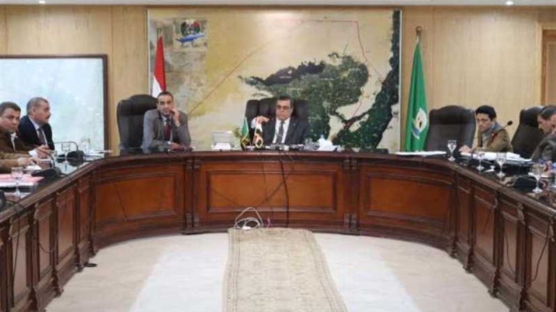 محافظ الفيوم يبحث