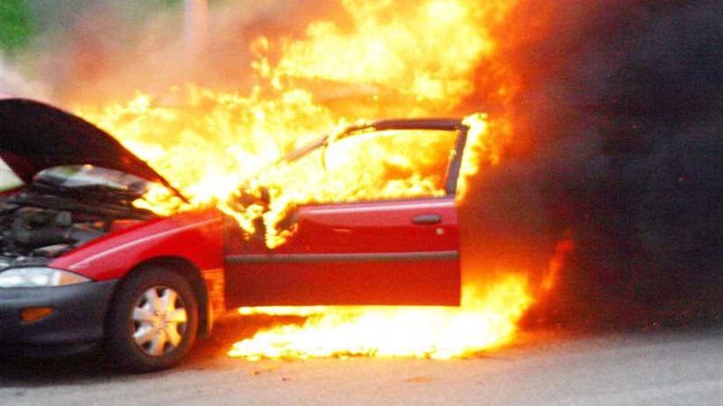 يحرقن سيارته لابتزازه