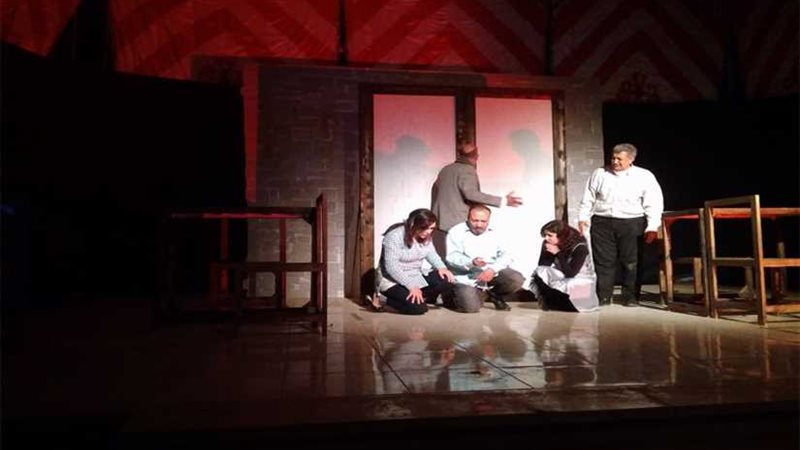 عرض تحت الترابيزة