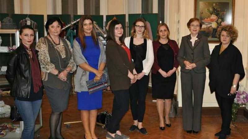 معرض شامل في يوم