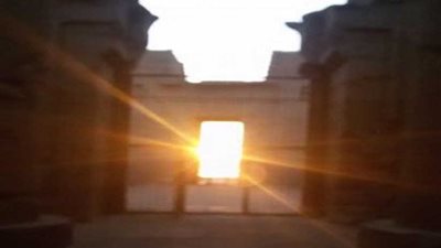 بالصور.. تعامد الشمس على قدس أقداس معبد كلابشة بأسوان