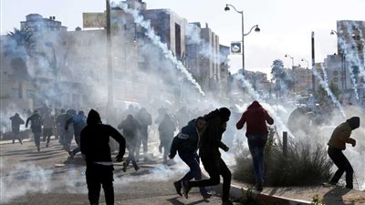 إصابة عشرات الطلبة الفلسطينيين بالاختناق بسبب قنابل الغاز السام