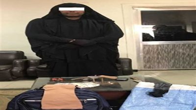 بالصور.. يرتدي النقاب لسرقة محل مجوهرات