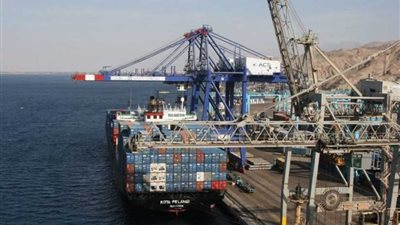 وصول وسفر 1451 راكبا وتداول 379 شاحنة بموانئ البحر لأحمر