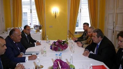 شكري يبحث مع وزير الدفاع اليوناني خطط مكافحة الإرهاب