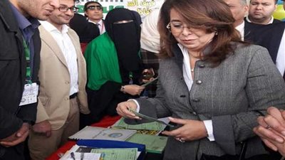 والي وطاهر يفتتحان المعرض الثالث للمشغولات اليدوية