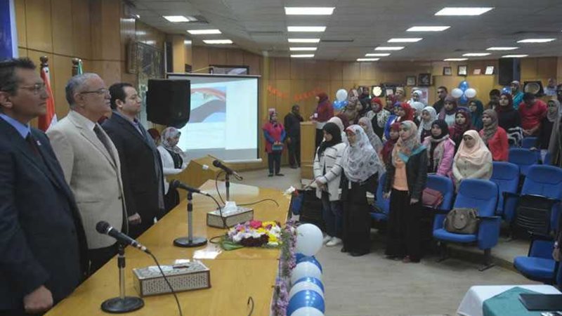 محافظ المنيا يسلم