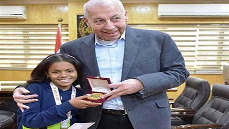 محافظ أسوان يكرم