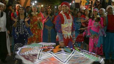 بالصور .. ديفيليه فني بشوارع أسوان في مهرجان الفنون