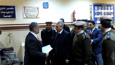مدير أمن المنيا يفاجىء خدمات تأمين الكنائس