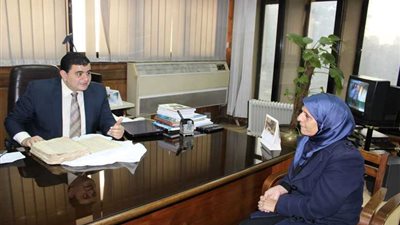 زوجة أحد أبطال أكتوبر تسلم مصحفًا أثريًا لدار الكتب