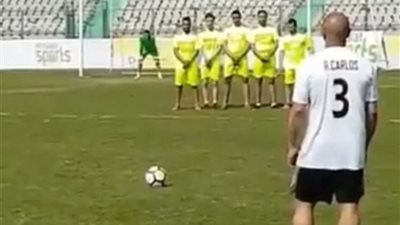 روبرتو كارلوس ينشر هدفه العالمي في مرمى الحضري (فيديو)