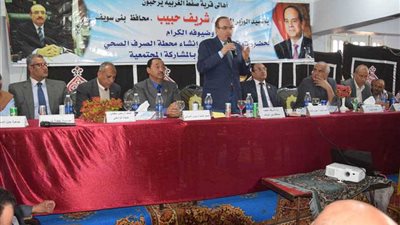 محافظ بني سويف يتبرع بـ10 آلاف جنيه في مشروع صرف صحي بصفط