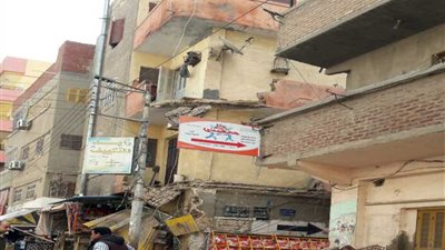 لجنة فنية لمعاينة عقار شبرا المنهار بدمنهور (صور)