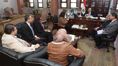 محافظ بني سويف يبحث تنفيذ برنامج للارتقاء بمستوى معيشة المواطن