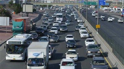 النشرة المرورية.. كثافات متوسطة في شوارع القاهرة والجيزة