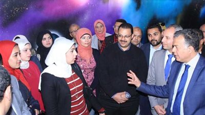 وزير النقل في جولة بمحطة مترو الأوبرا بعد تجميلها بالرسومات والفنون التشكيلية (صور)