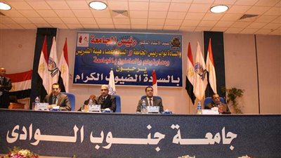 تواصل فعاليات منتدى طلاب من أجل مصر بجامعة جنوب الوادى (صور )