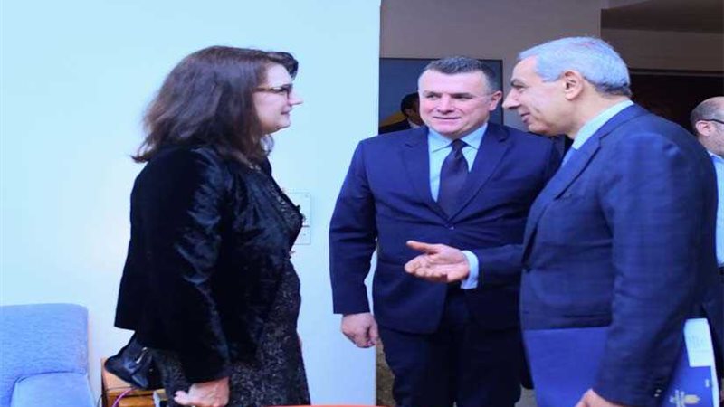 وزير التجارة يبحث