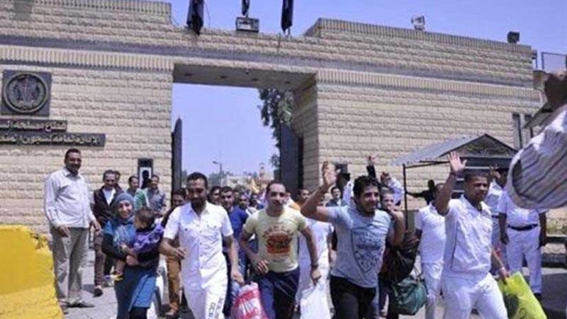 الإفراج عن 723 نزيلا