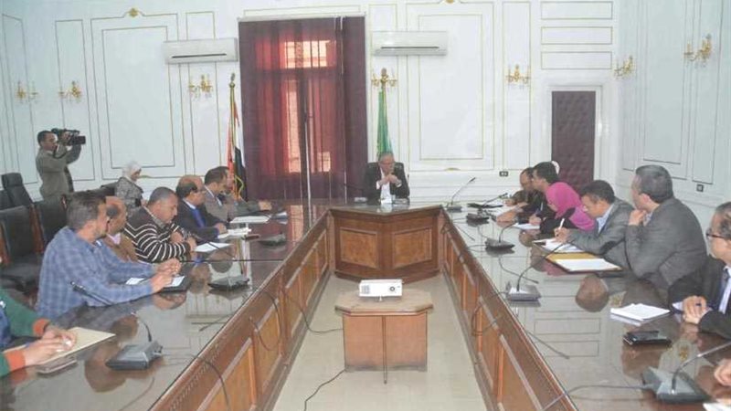 محافظ المنيا يناقش