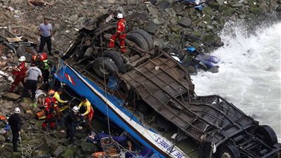 ارتفاع حصيلة ضحايا انقلاب حافلة جنوب بيرو إلى 36 قتيلًا